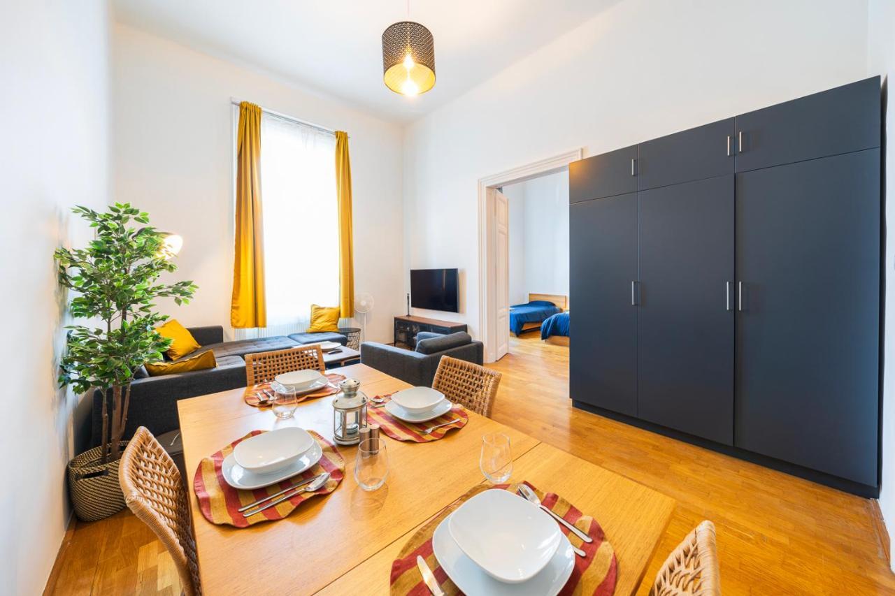 Shining Bright Two Bedroom Apt Next To Andrassy Ave บูดาเปสต์ ภายนอก รูปภาพ